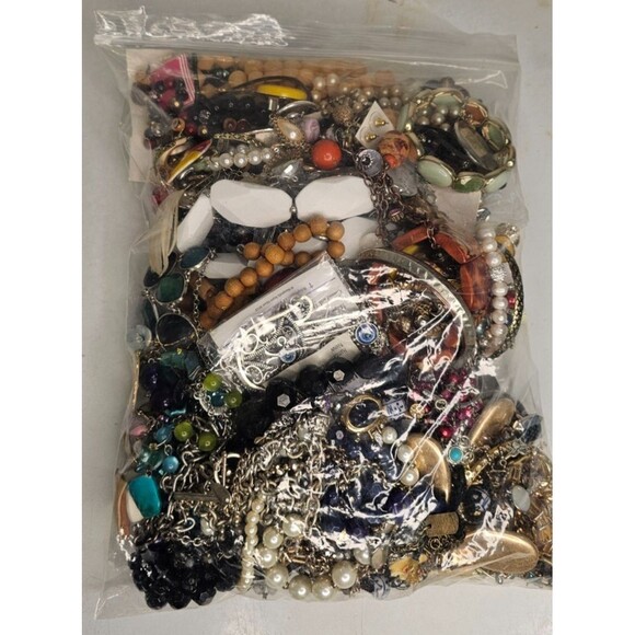 5.5+ lbs Huge Lot Costume Jewelry VTG Now Junk Art Craft & Wear Resell Mix In - Picture 2 of 8